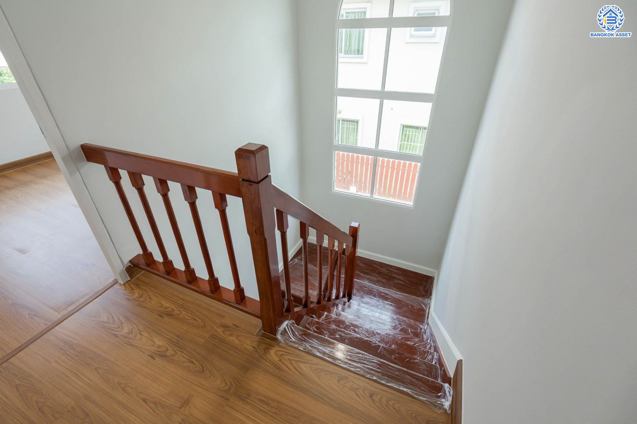 บ้านมือสองตกแต่งใหม่ ม.ชวนชื่น บรู๊คไซด์ ราชพฤกษ์-ติวานนท์ เนื้อที่ 53.6 ตร.ว. ฟังก์ชัน 3 ห้องนอน 2 ห้องน้ำ จอดรถได้ 1 คัน บรรยากาศเงียบสงบเป็นส่วนตัว สิ่งอำนวยความสะดวกมากมาย! บนทำเลศักยภาพ หน้าโครงการติดถนนใหญ่ ใกล้จุดขึ้นทางด่วน "ศรีสมาน"